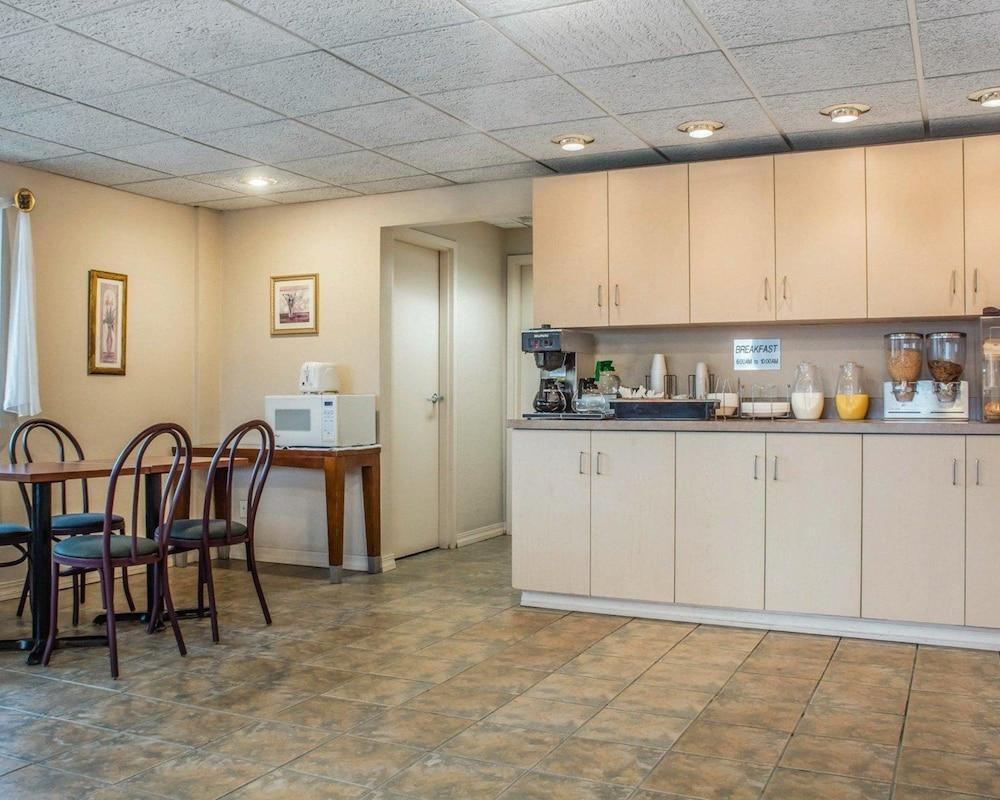 Econo Lodge Dewitt I-90 מראה חיצוני תמונה
