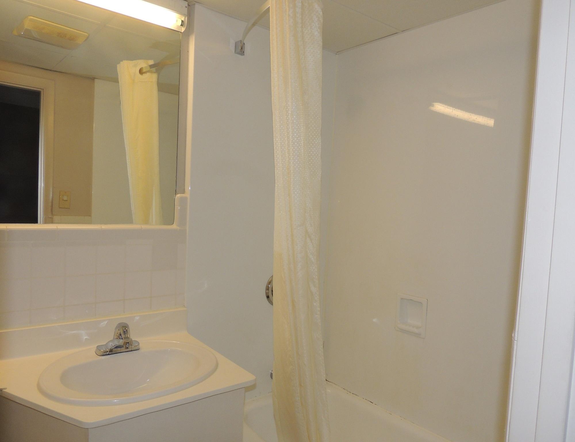 Econo Lodge Dewitt I-90 מראה חיצוני תמונה