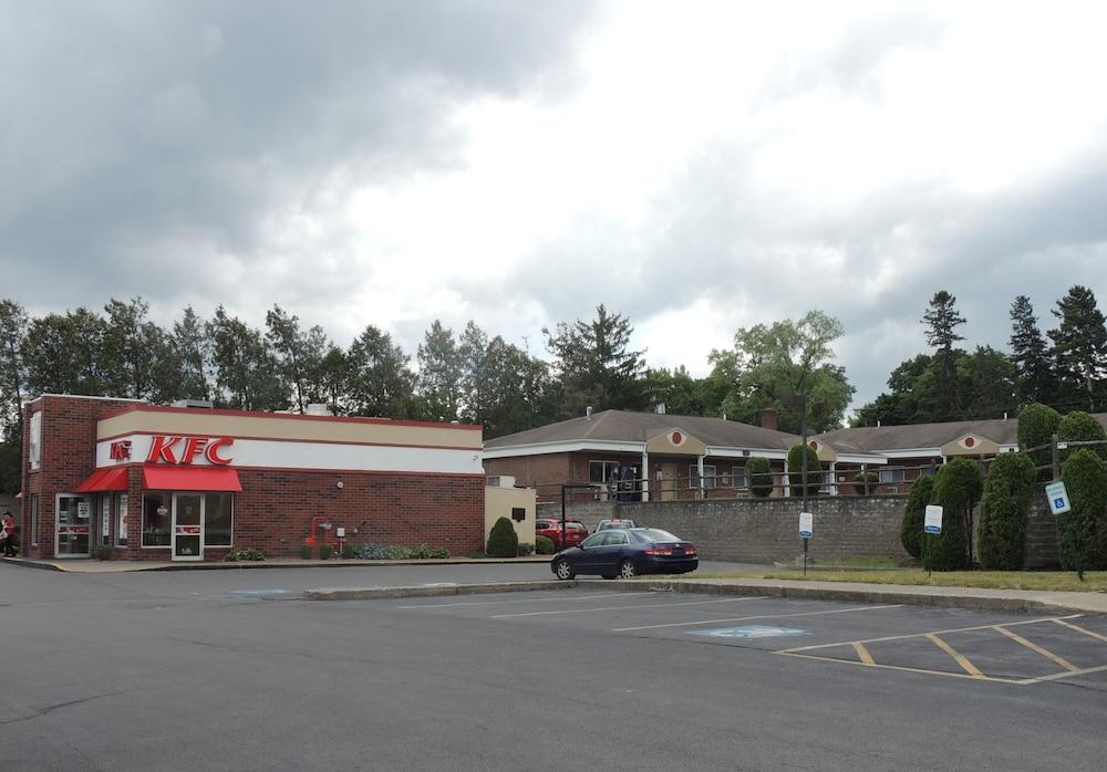 Econo Lodge Dewitt I-90 מראה חיצוני תמונה