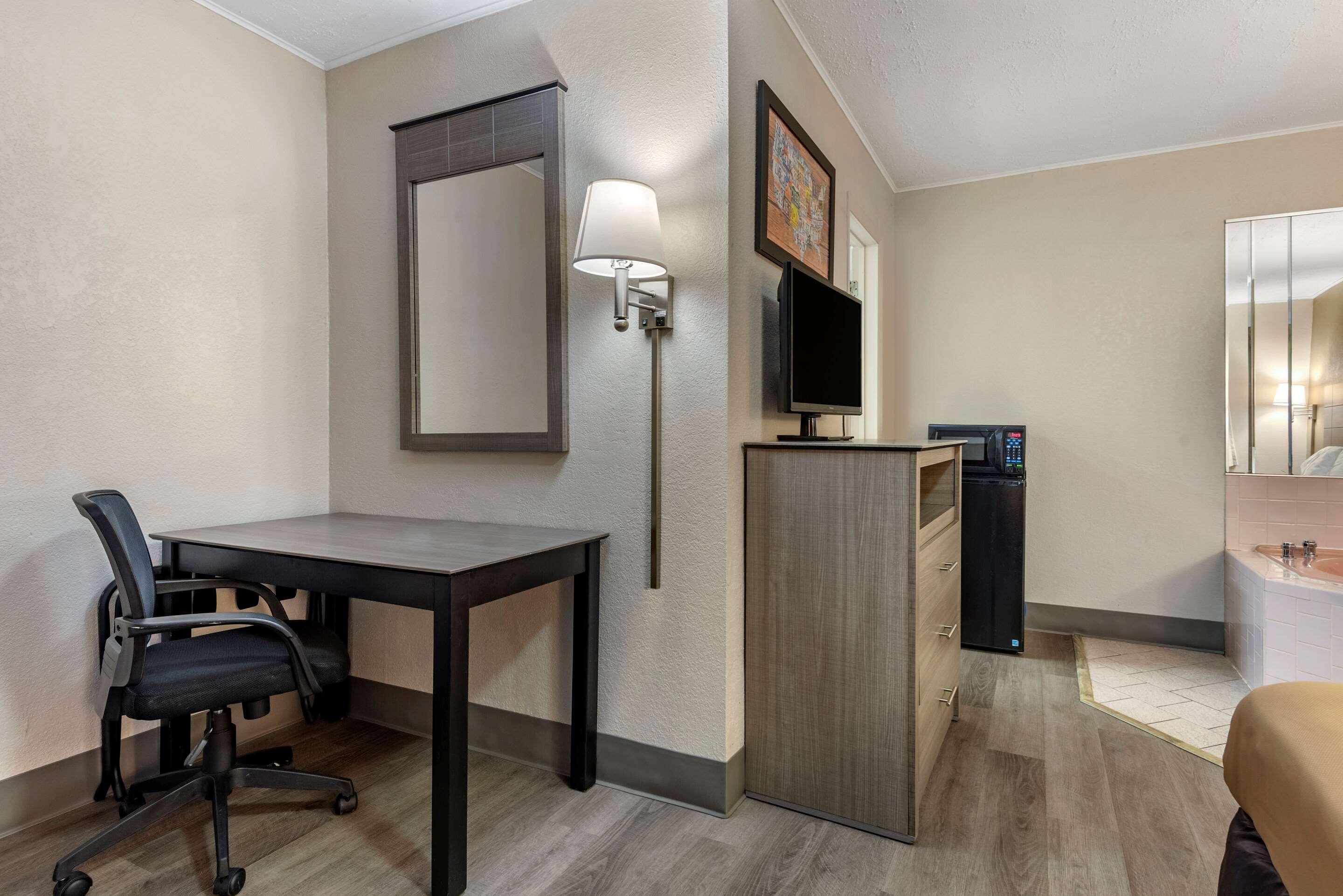 Econo Lodge Dewitt I-90 מראה חיצוני תמונה