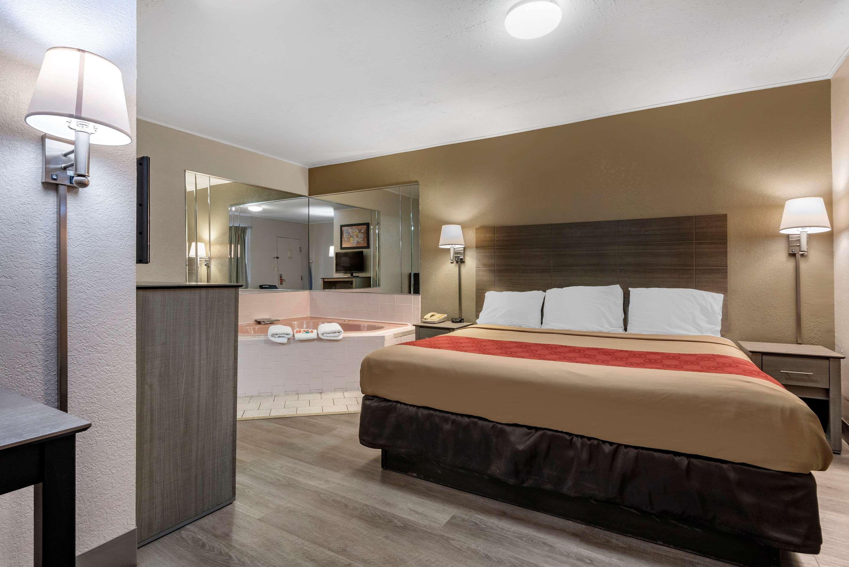 Econo Lodge Dewitt I-90 מראה חיצוני תמונה