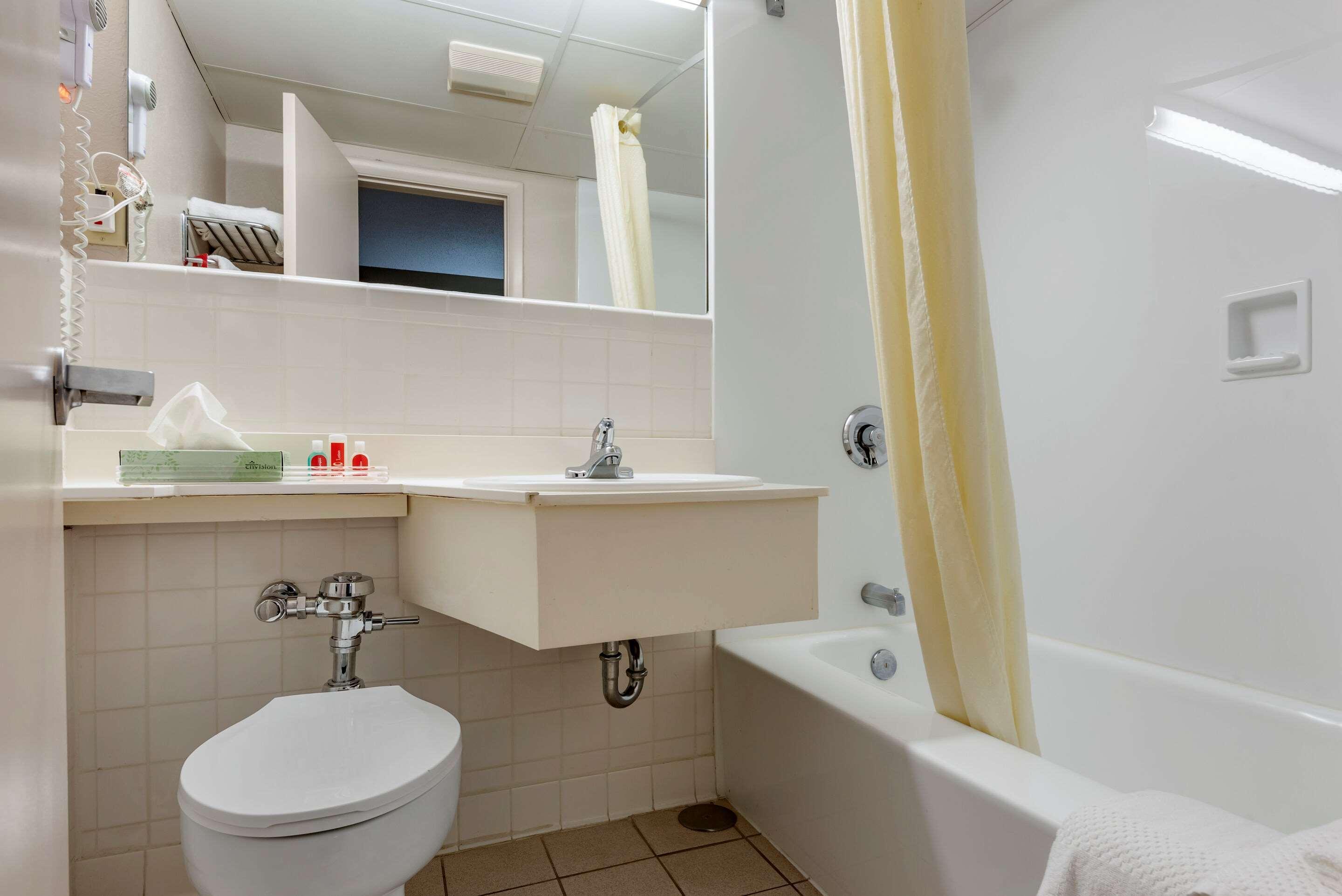 Econo Lodge Dewitt I-90 מראה חיצוני תמונה