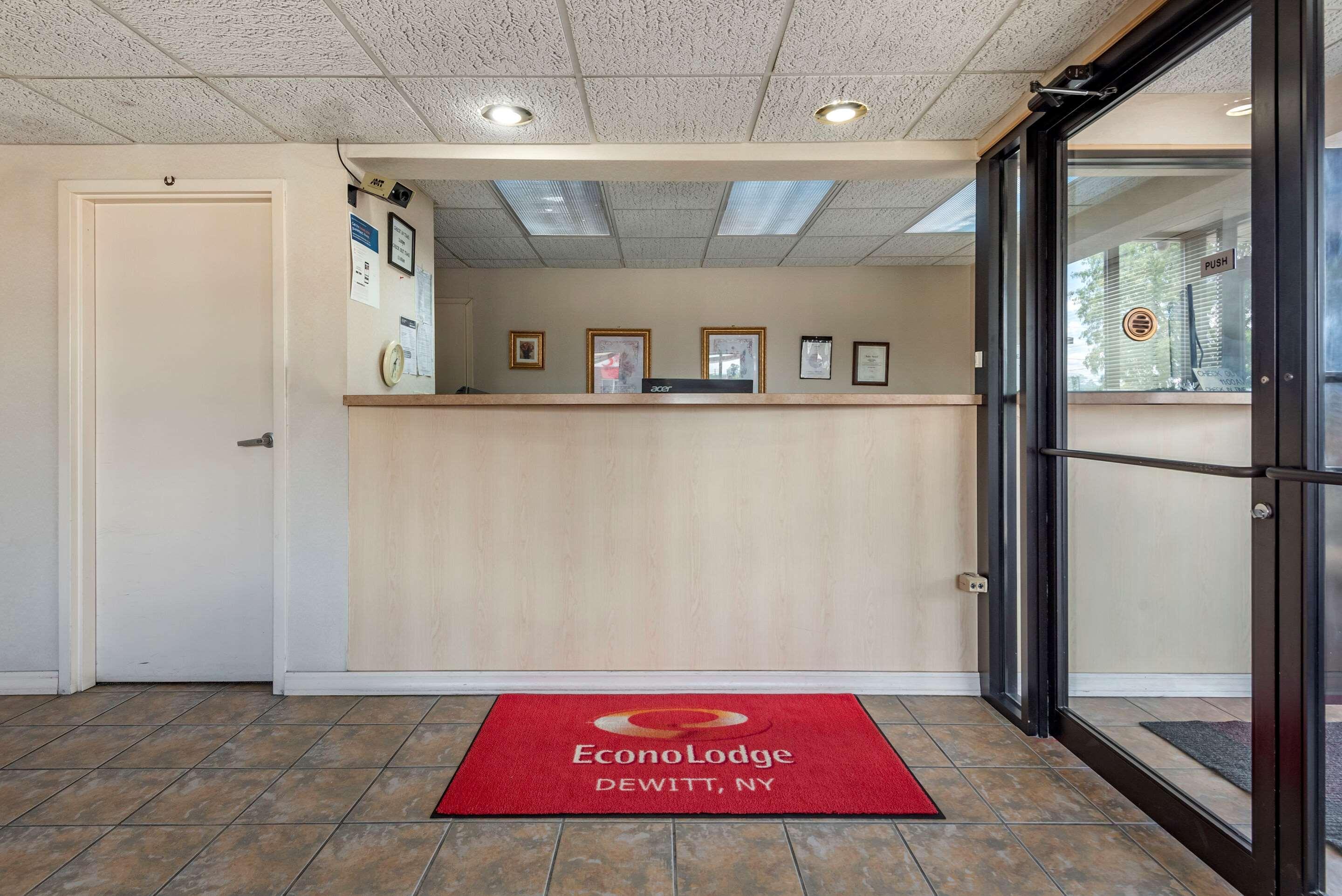 Econo Lodge Dewitt I-90 מראה חיצוני תמונה