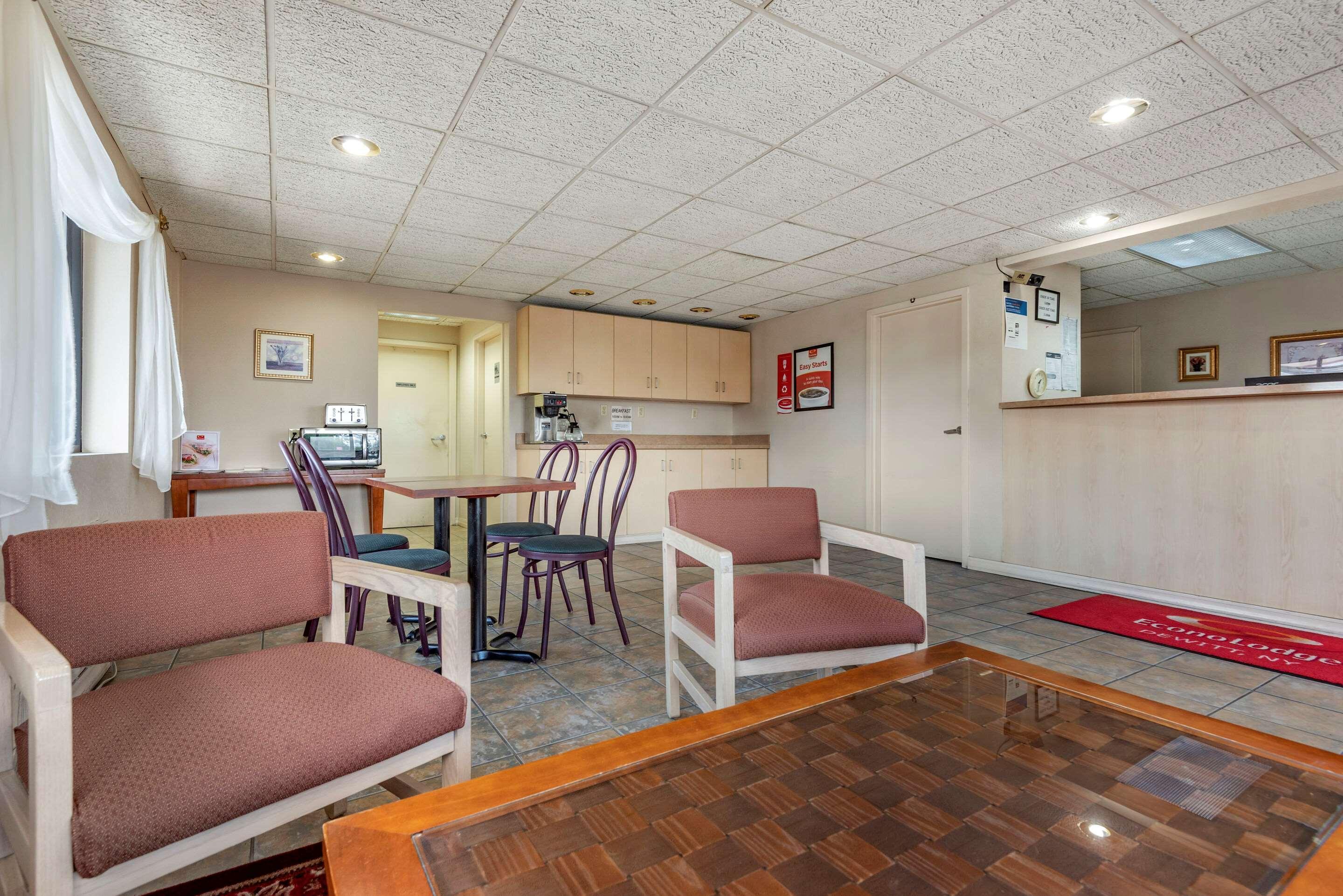 Econo Lodge Dewitt I-90 מראה חיצוני תמונה