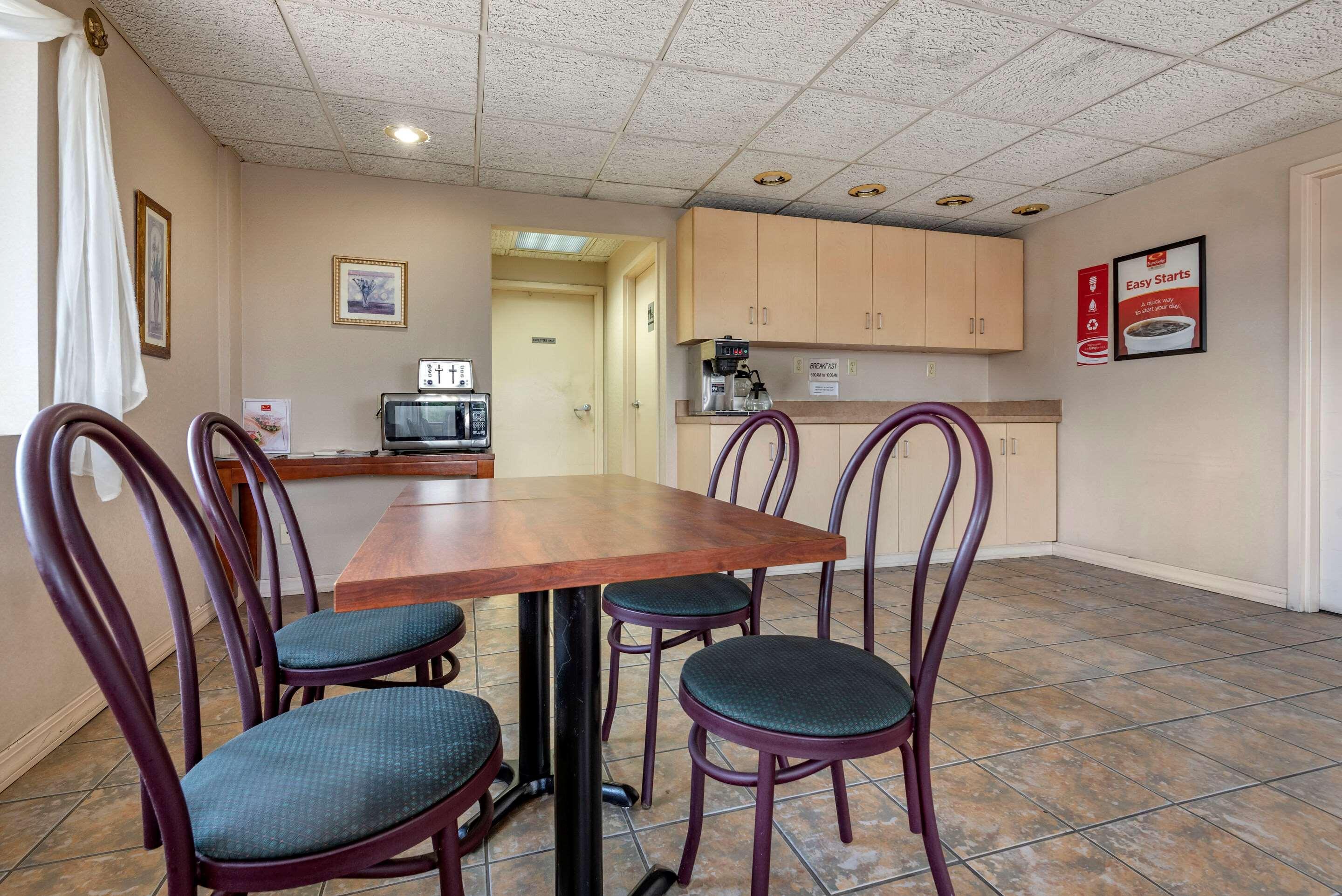 Econo Lodge Dewitt I-90 מראה חיצוני תמונה